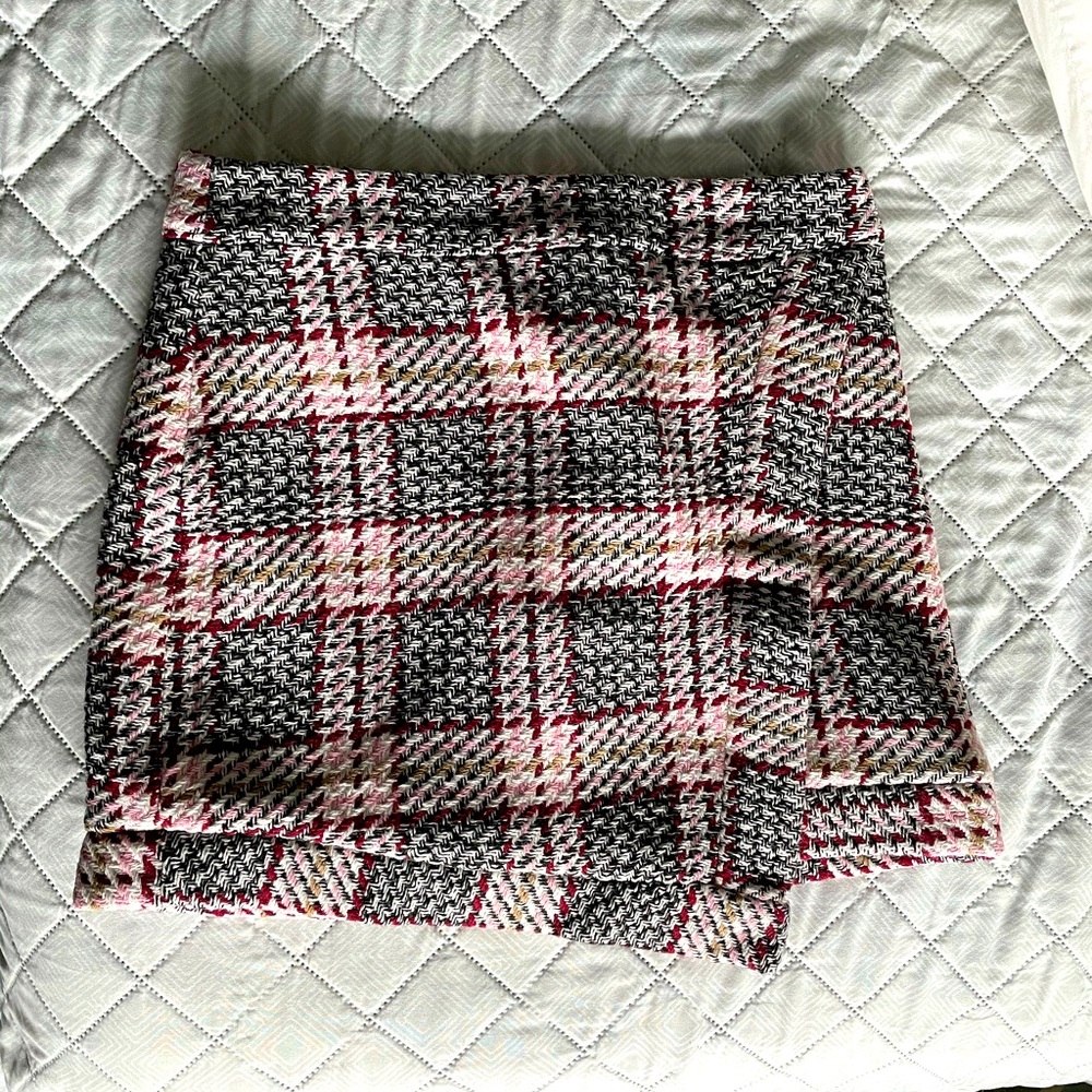 Asymmetric mini skirt